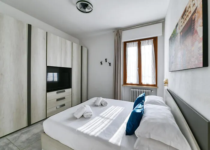 The Red House - & Business *