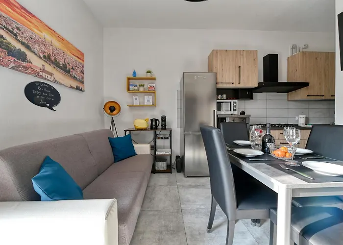 The Red House - & Business Διαμέρισμα *